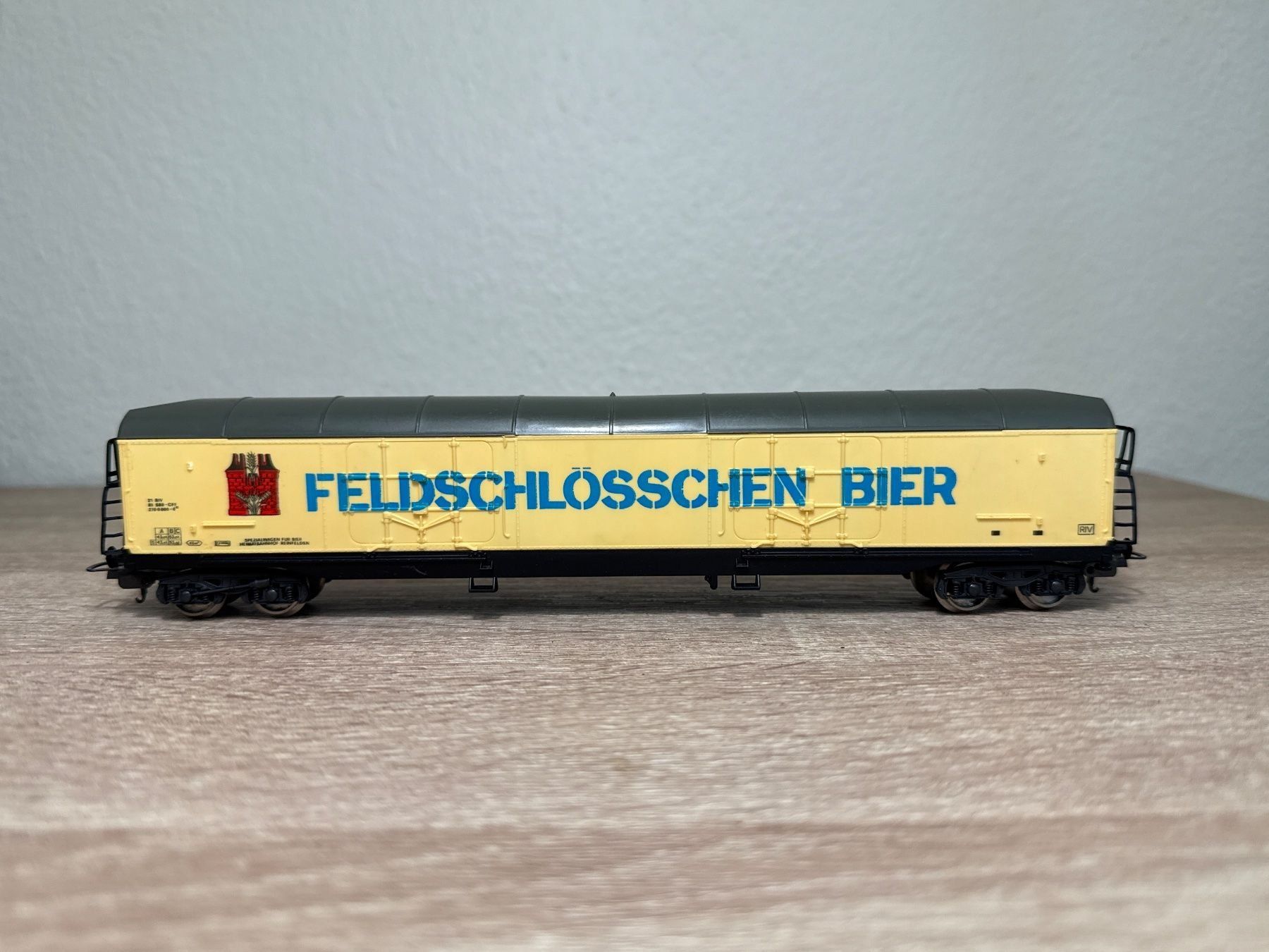 Lima Modellini di ferrovie: Lima Güterwagen Feldschlosschen H0 (243) – Usato da St-Aubin-Sauges venduto da Lo_Go
