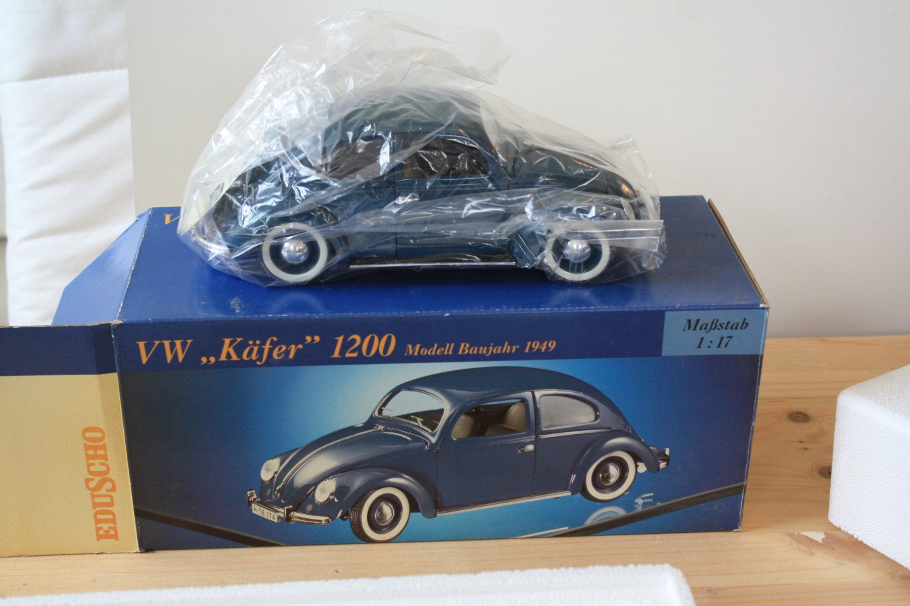 Volkswagen Modellini d'auto: VW Käfer 1/17 – Nuovo e nell'imballaggio originale da Zug venduto da raucher01