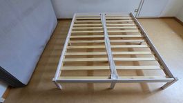 Bettgestell mit Lattenrost und Matratze