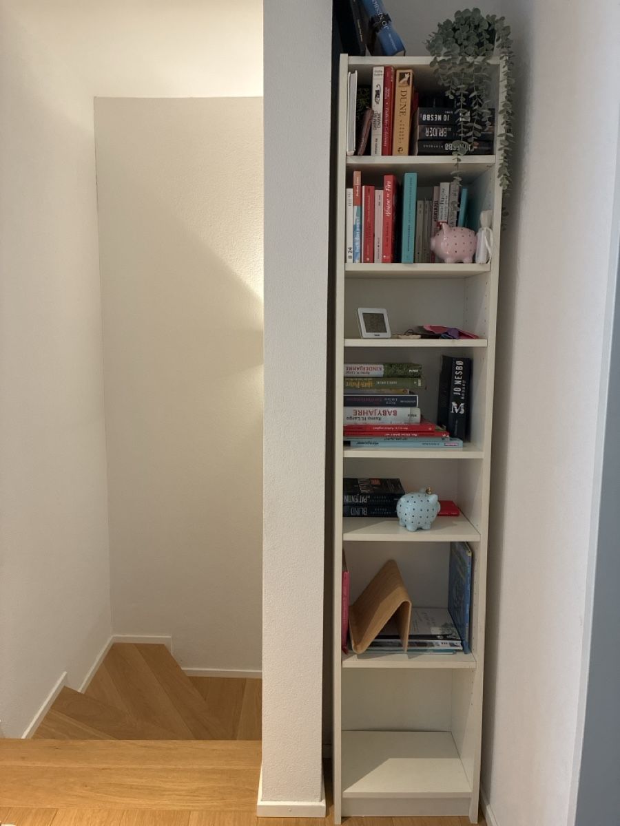 Scaffali: Bücherregal schmal weiss mit sechs Fächern  – Usato da Worblaufen venduto da gafarettis