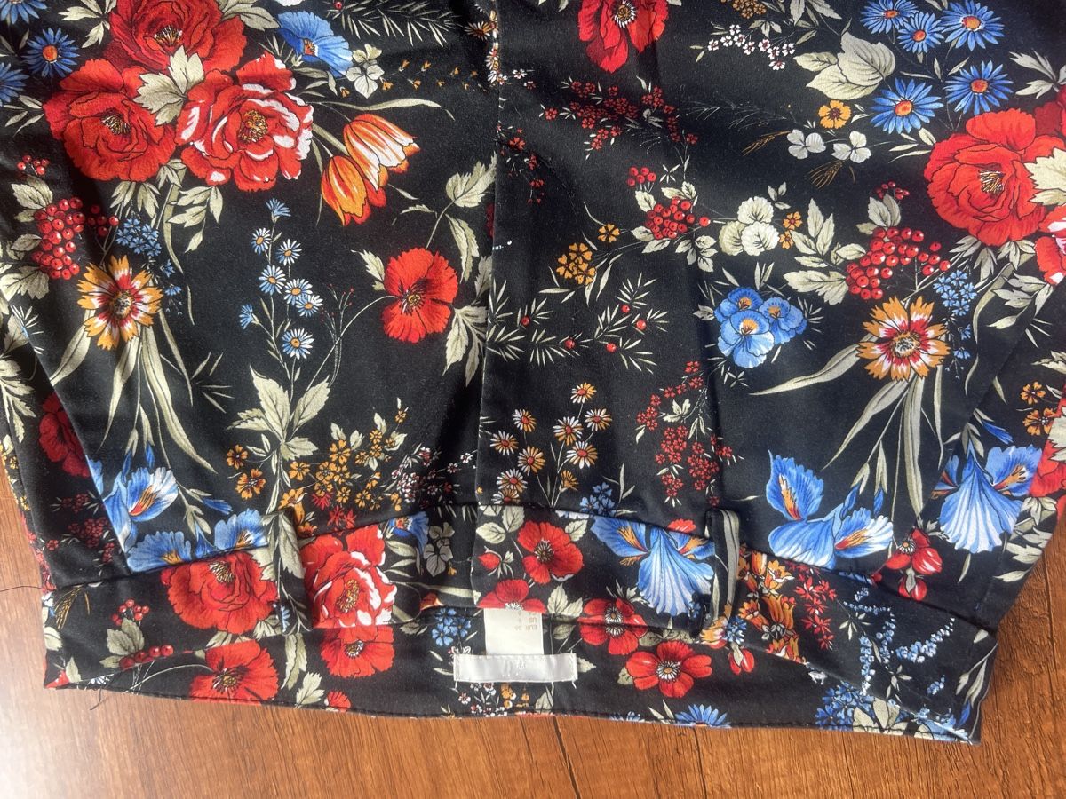 Pantaloni: H&M Hose Blumenmuster schwarz Grösse 36  – Usato da Niederglatt ZH venduto da AnFleischmann 2