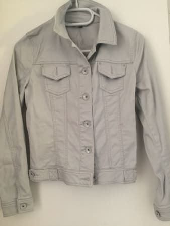 Jeansjacke mit aufgesetzten Brusttaschen Grau