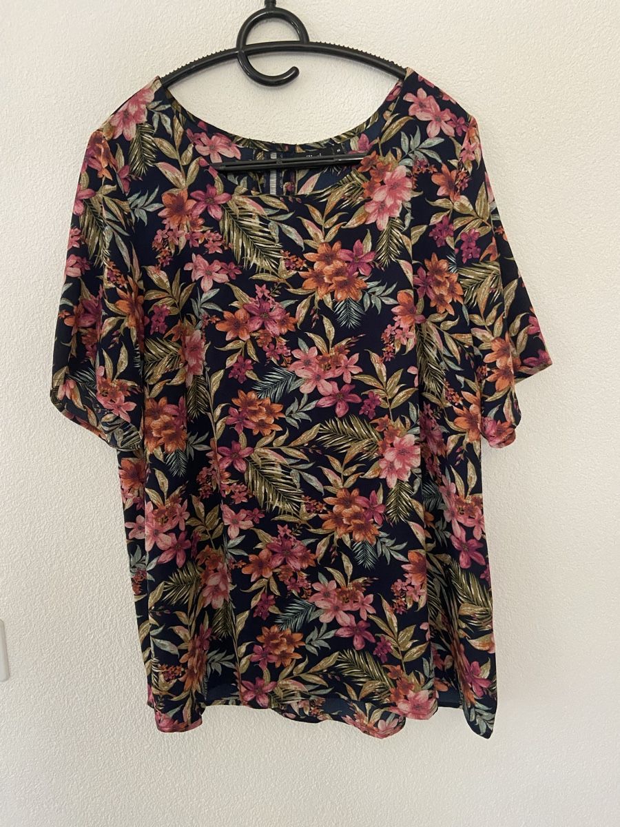 Camicette: Blouse t.48 – Nuovo (secondo la descrizione) da Berlens venduto da aye_lf66
