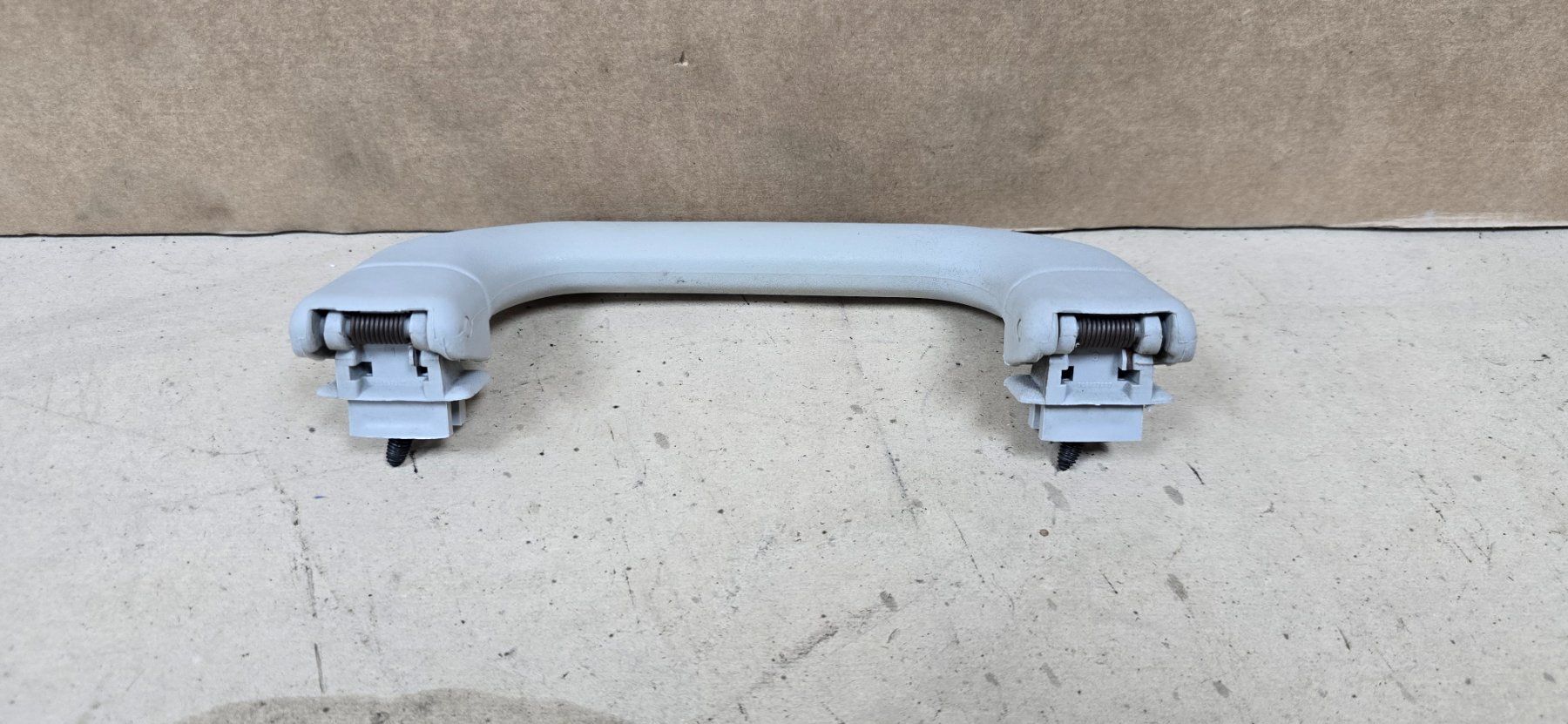 Volkswagen Alle Autoersatzteile: VW T4 Haltegriff Griff Angstgriff A-Säule grau 7D0857607 – Gebraucht aus Schaffhausen von Parg86 2