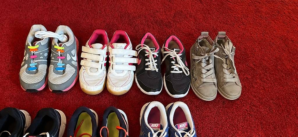 Scarpe per ragazze: Schuhe Grösse 35 und 36 – Usato da Kastanienbaum venduto da pet_57dn 1