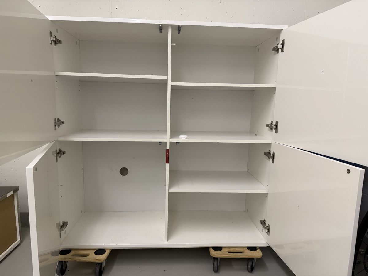 Pfister Cassettiere: High Board Hochglanz weiss Möbel Pfister – Usato da Zürich venduto da frankfile 1