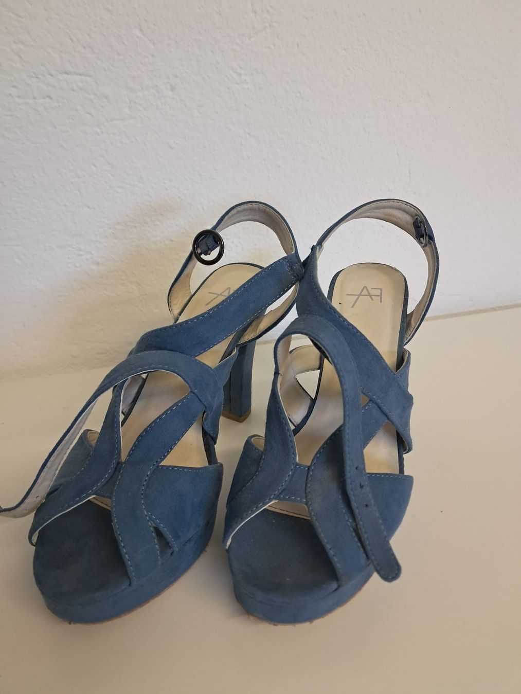 Damenschuhe: Chaussures à talons bleues, taille 38 – Gebraucht aus Porrentruy von cha_tcx7