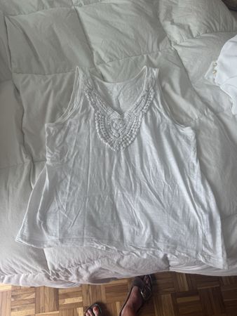 Débardeur blanc taille M avec broderie en bon état