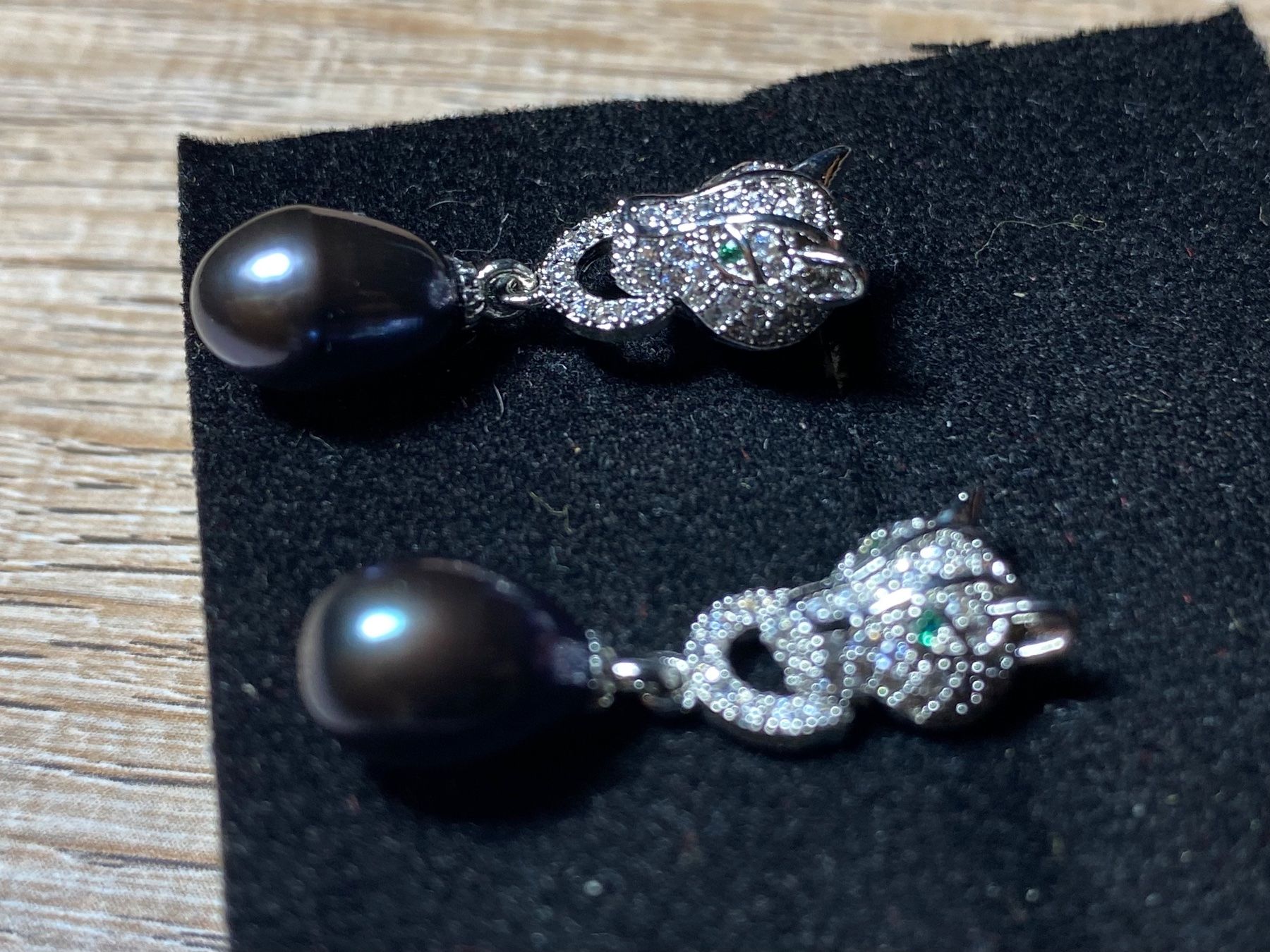 Orecchini pendenti & Orecchini a lobo: Ohrstecker mit Süsswasserperlen + Smaragd: Leopard Motiv – Nuovo e nell'imballaggio originale da Laax venduto da Kiki_Kingdom3 8