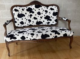 Biedermeier 2er-Sofa mit Kuhfellbezug