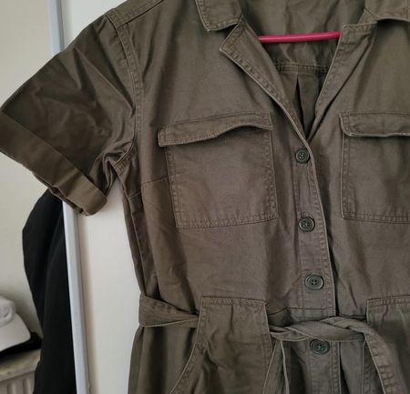 Combinaison H&M kaki, taille 38. Look tendance automne!