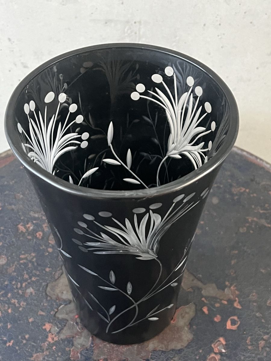 Vasi & Recipienti: Antike Glasvase mit eingeschliffenen Blumen – Usato da Wabern venduto da La-Vitrine 1
