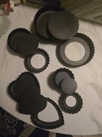 Lot de moules a tartelettes formes variees etat neuf