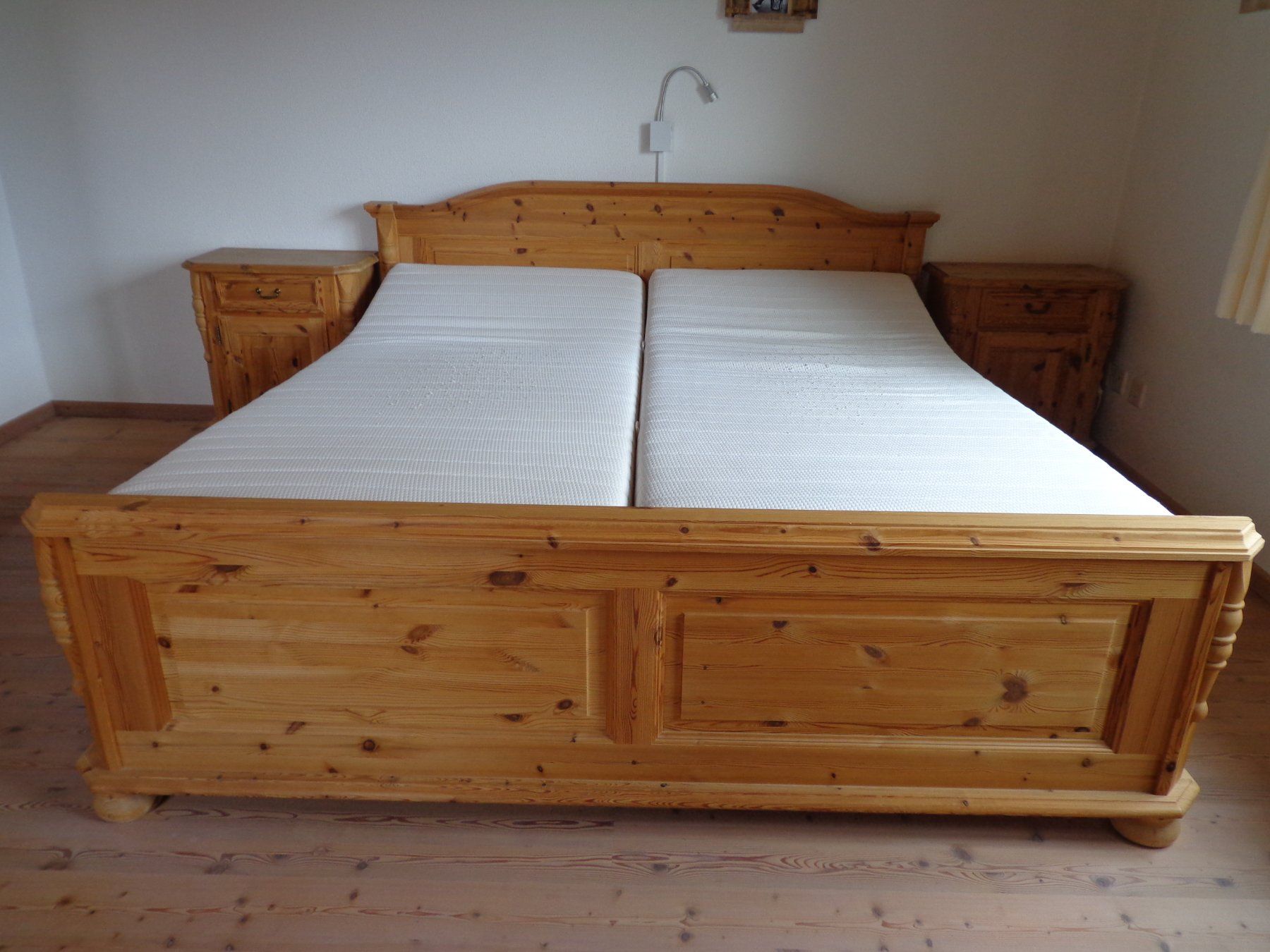 Betten: Doppelbett mit Lattenroste und 2-Nachttische – Gebraucht aus Eschenbach SG von Roeni60