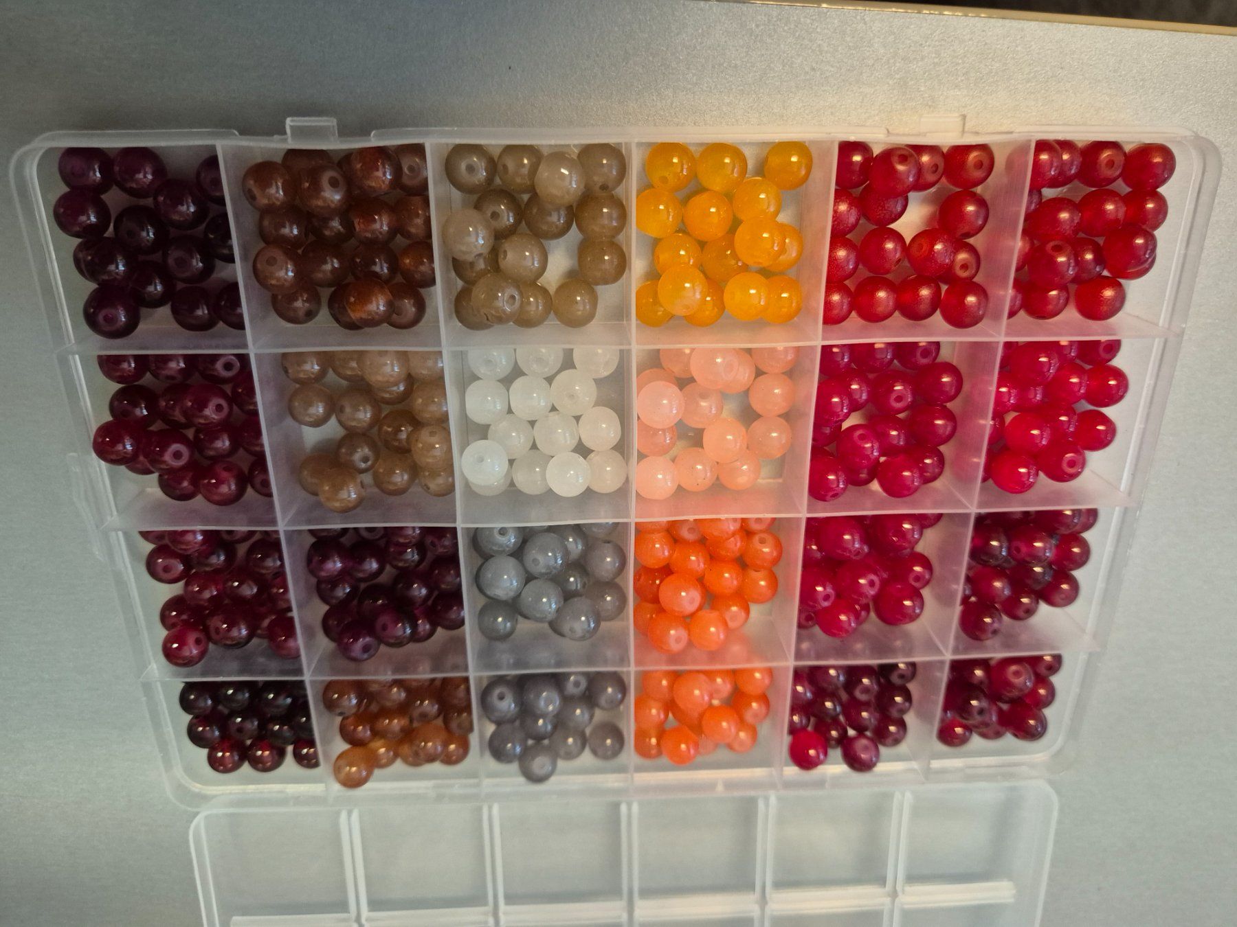 Perlen (unechte): 1 Box mit 24 Farben Glasperlen – Neu (gemäss Beschreibung) aus Läufelfingen von Netti04