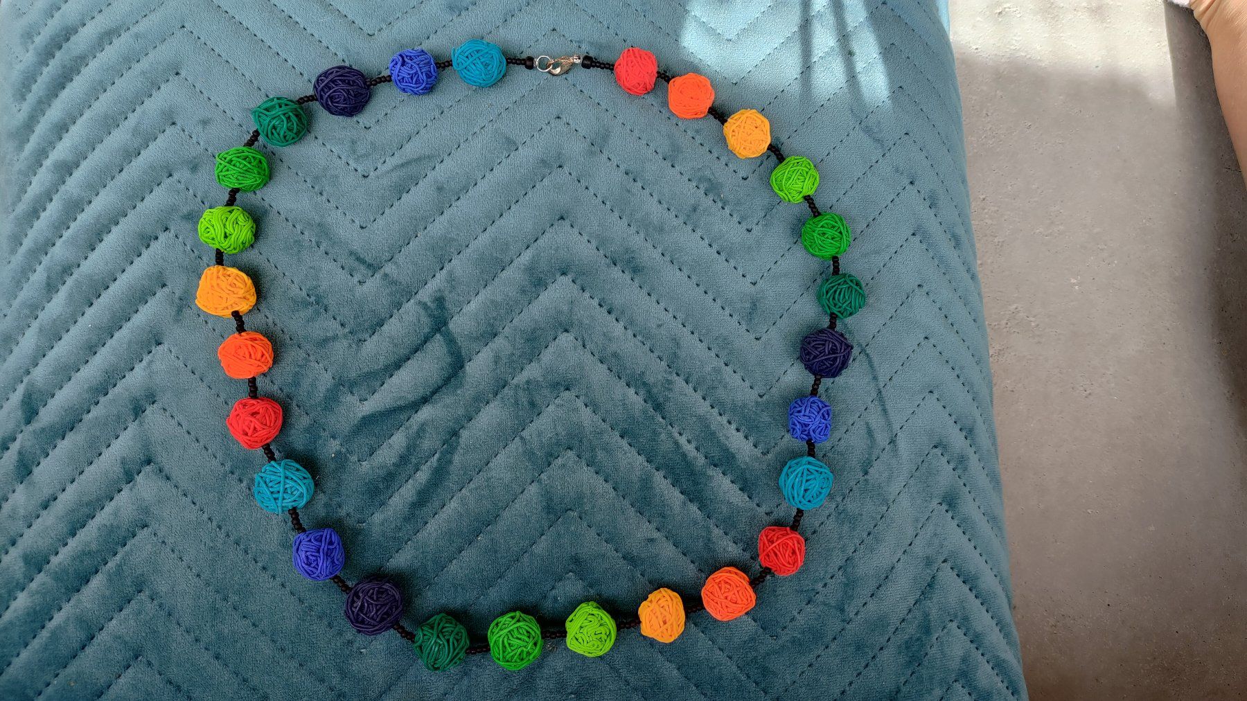 Catenine: Kette mit Fimokugeln, Regenbogenfarben – Usato da Untervaz venduto da Lyraia