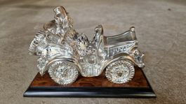 Silber Hochzeitspaar im Oldtimer