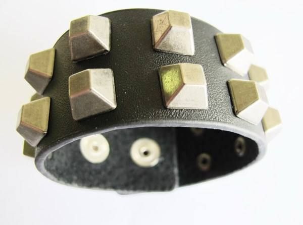 Bracciali & Braccialetti: Nietenarmband Lederarmband schwarz – Nuovo (secondo la descrizione) da Schwanden GL venduto da UHRKNALL 2