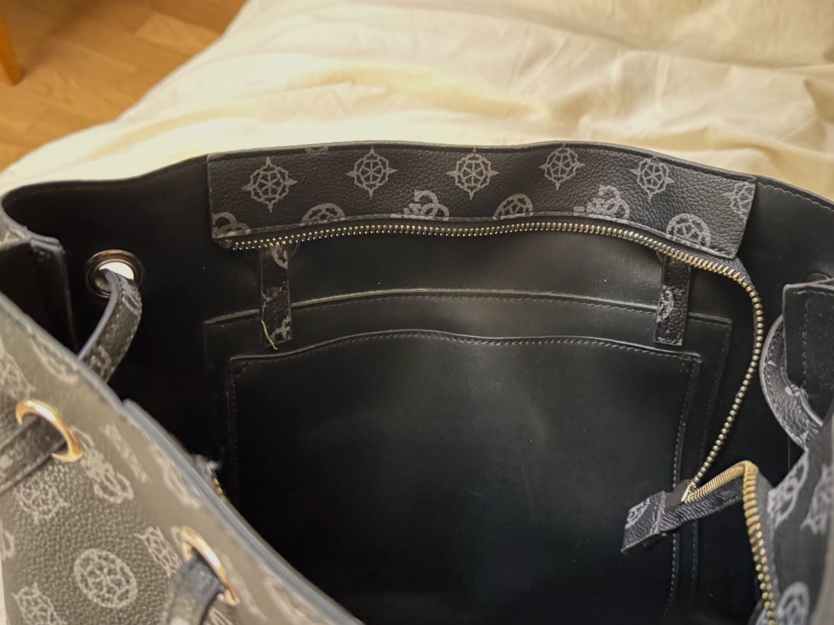 Guess Taschen für Damen: Guess Monogram Shopper Bag – Gebraucht aus Sissach von jameliagr 4