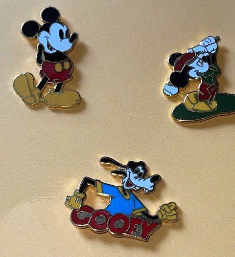 Disney Placchette & Badge: Mickey Mouse & Goofy Pins 3er Set neu – Nuovo (secondo la descrizione) da Lutzenberg venduto da Truhe