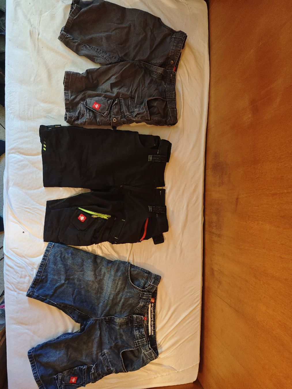 Engelbert Strauss Hosen: 3 Engelbert Strauss Hosen kurz EU 52 – Gebraucht aus Meisterschwanden von inf_g5py