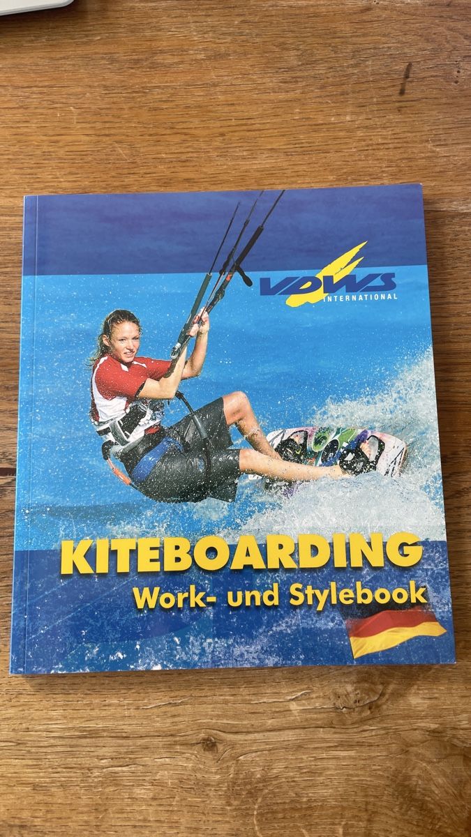Libri: Kiteboarding Work- und Stylebook  – Nuovo (secondo la descrizione) da Silvaplana venduto da Cassano7