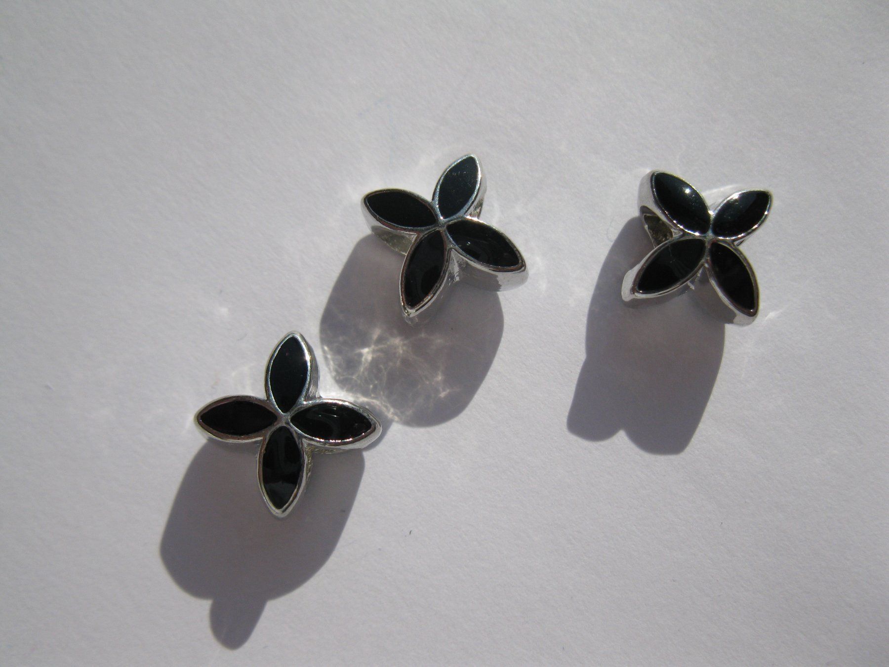 Perle (finte): 2 Grosslochperlen, Beads, Metallperlen Blüte, schwarz – Nuovo e nell'imballaggio originale da St. Margarethen TG venduto da LuanaKa 1