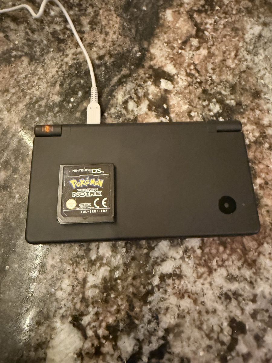 Nintendo Konsolen: Nintendo Dsi plus Pokémon noir – Gebraucht aus Meyrin von DragonSuisse