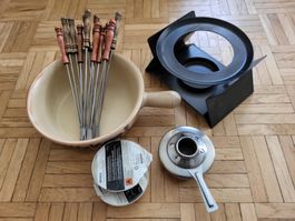 Schönes Fondue Caquelon mit Zubehör