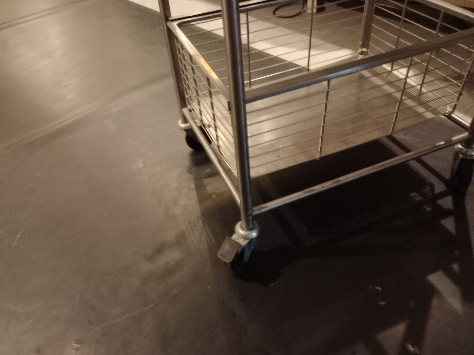 Servierwagen: Edelstahl Servierwagen mit Schublade – Gebraucht aus zürich von sotherbies 3