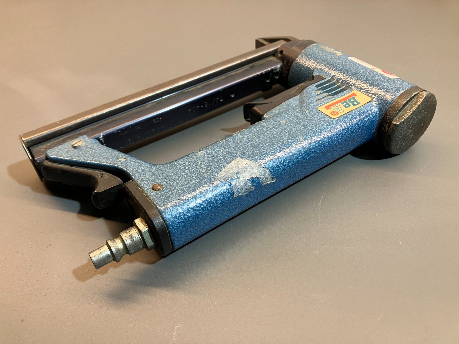 Tutti gli attrezzi: Pneumat Polstertacker Be A - 71er Serie ab 1.- – Usato da Lichtensteig venduto da Buy24International 2