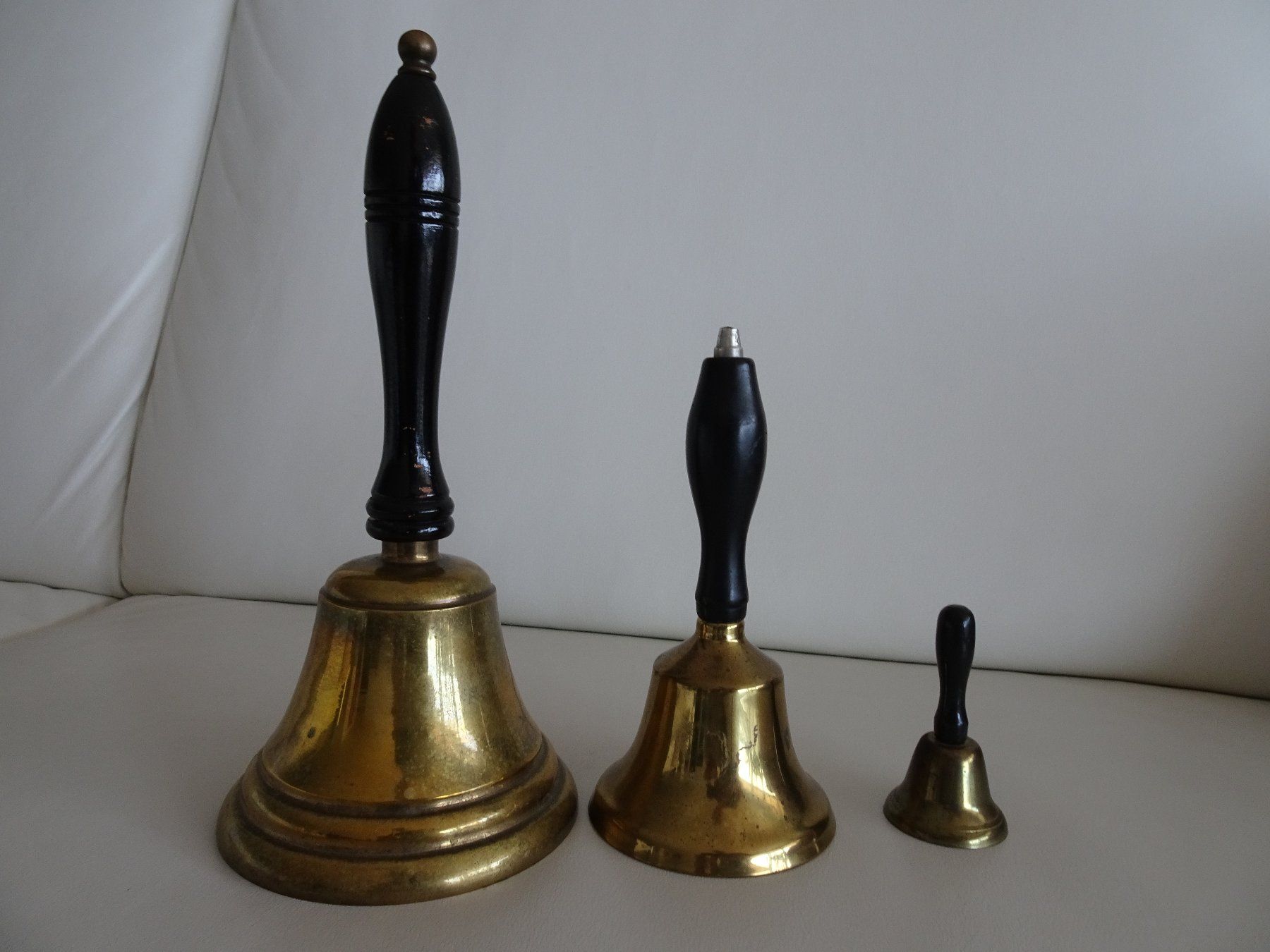 Campanacci mucche: 3 antike Messing Handglocken – Usato da Vitznau venduto da Mina60 1