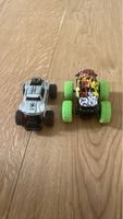 2 Spielzeug Autos Monster Trucks gebraucht