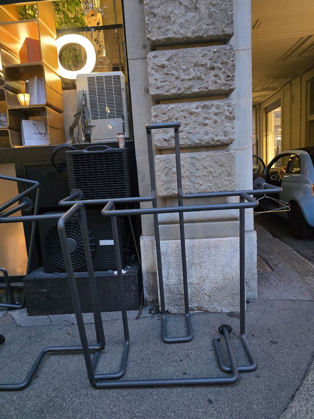 Porte manteau: Merallklleiderstangen od Kunstobjekt – D'occasion à Kilchberg ZH par ANU-AnimalsNeedUs 2