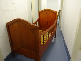 Altes Biedermeierkinderbett