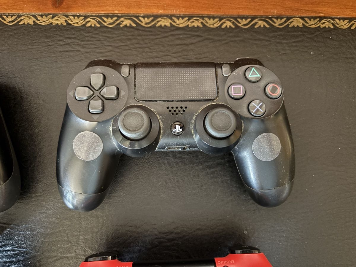 Sony Konsolen: Lot de manettes de PS4  – Defekt aus Mézières VD von P-M-C 4