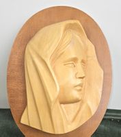 Handgeschnitztes Holzrelief „Maria“ von Jozef Pekara