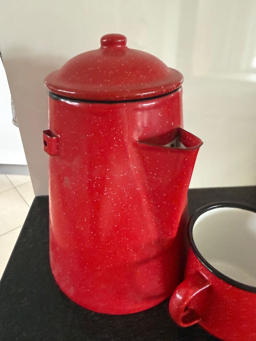 Caraffe: Vintage Emailekrug mit Tasse – Usato da Kirchdorf venduto da Vintagewunder 1