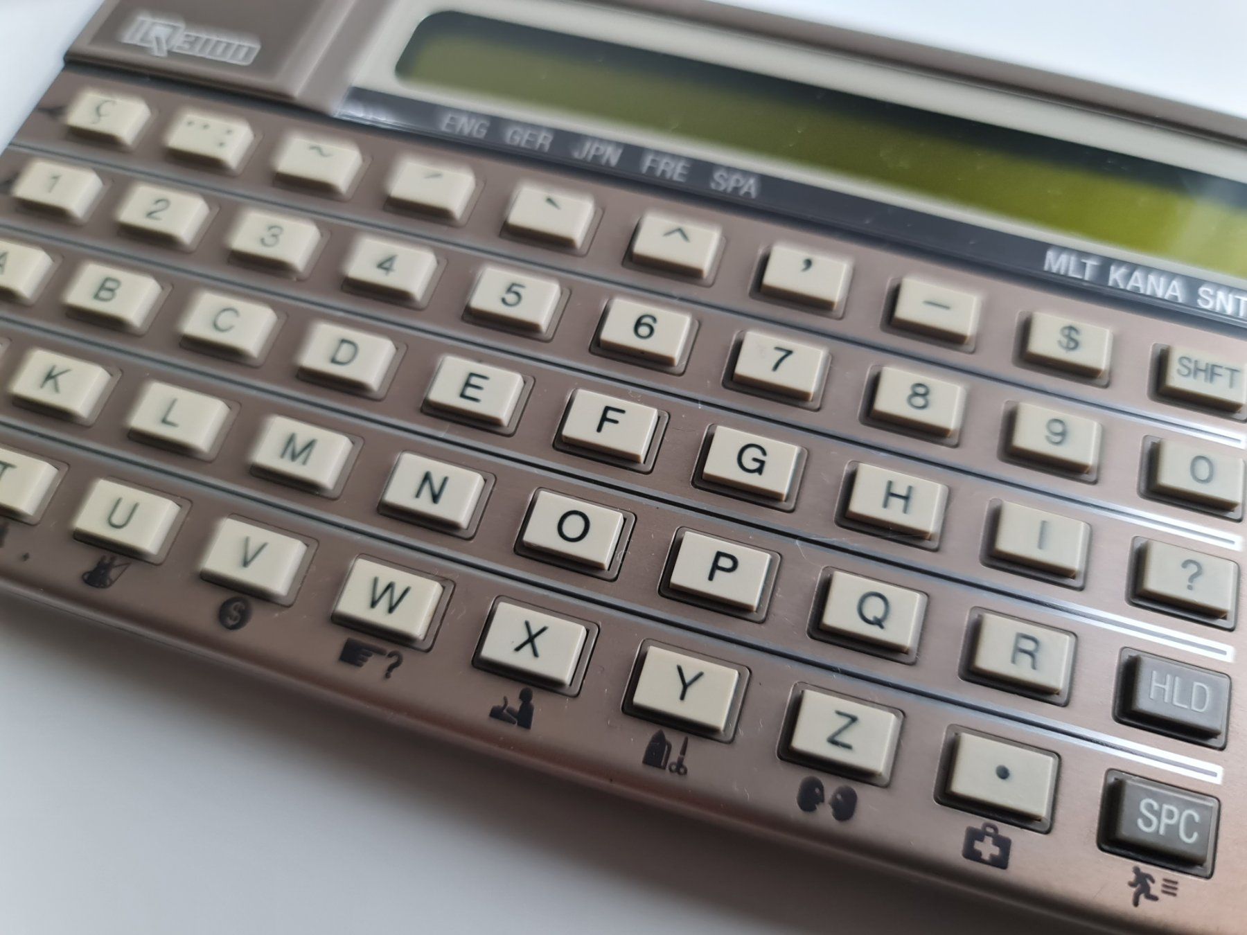 PC: Sharp IQ 3100 Electronic Translator 1980er Vintage Computer – Usato da Obfelden venduto da ZinggHandel 3