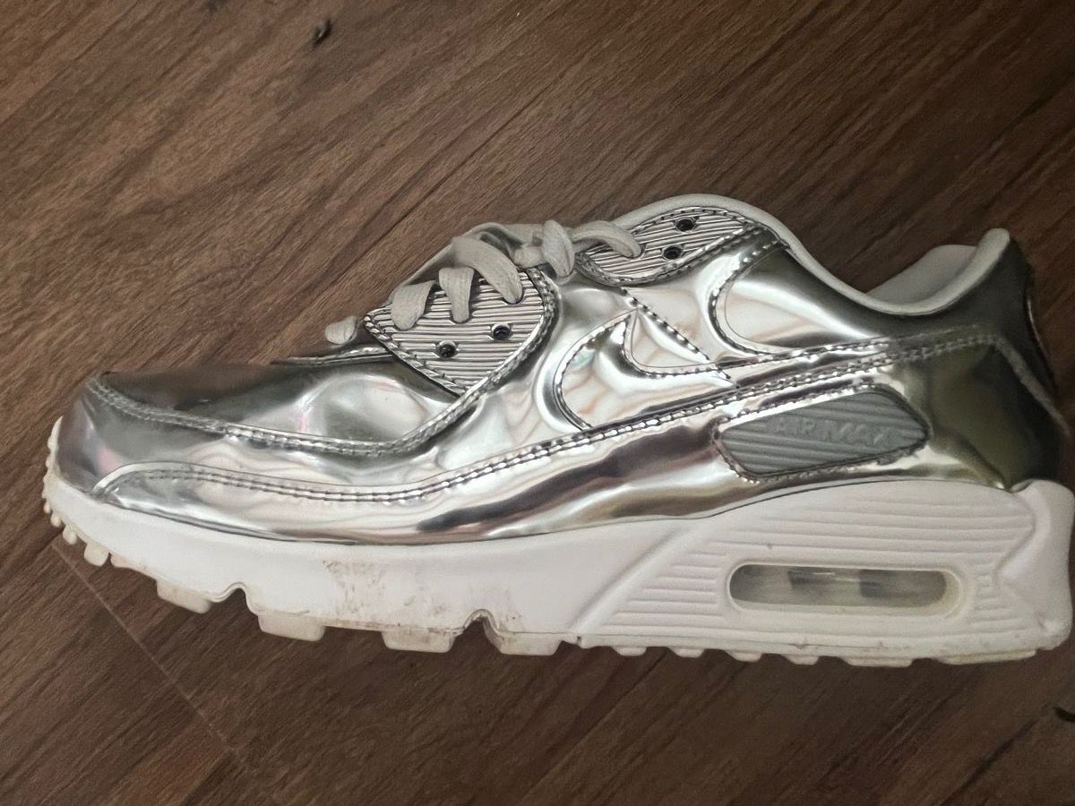 Scarpe da uomo: NIKE AIR MAX SILBER GLÄNZEND GR. 44 – Nuovo (secondo la descrizione) da Bern venduto da Tres_Calas43860