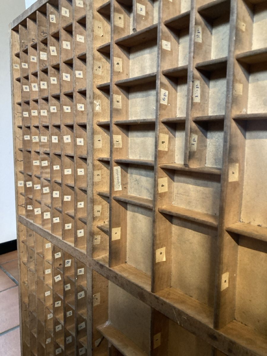 Scaffali: Antike Buchstabenschubladen – Usato da Lodano venduto da mabianco 7