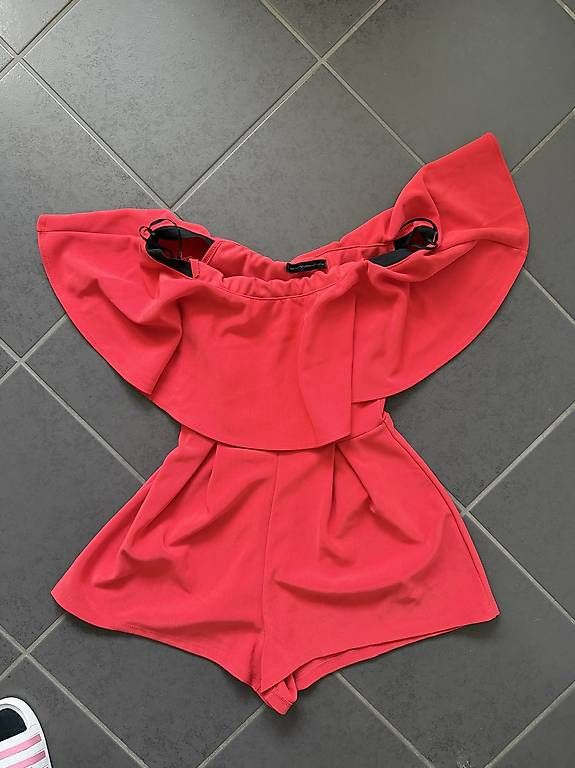 Tute: ROTER OFF-SHOULDER JUMPSUIT – Usato da Affeltrangen venduto da janaleiin 1