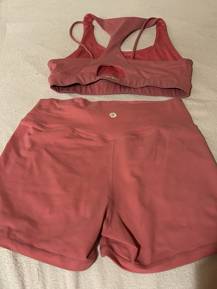 Aybl Lotti di vestiti: Ensemble AYBL Rose  Taille L - État Impeccable! – Nuovo (secondo la descrizione) da St-Prex venduto da mar_f6t6 2