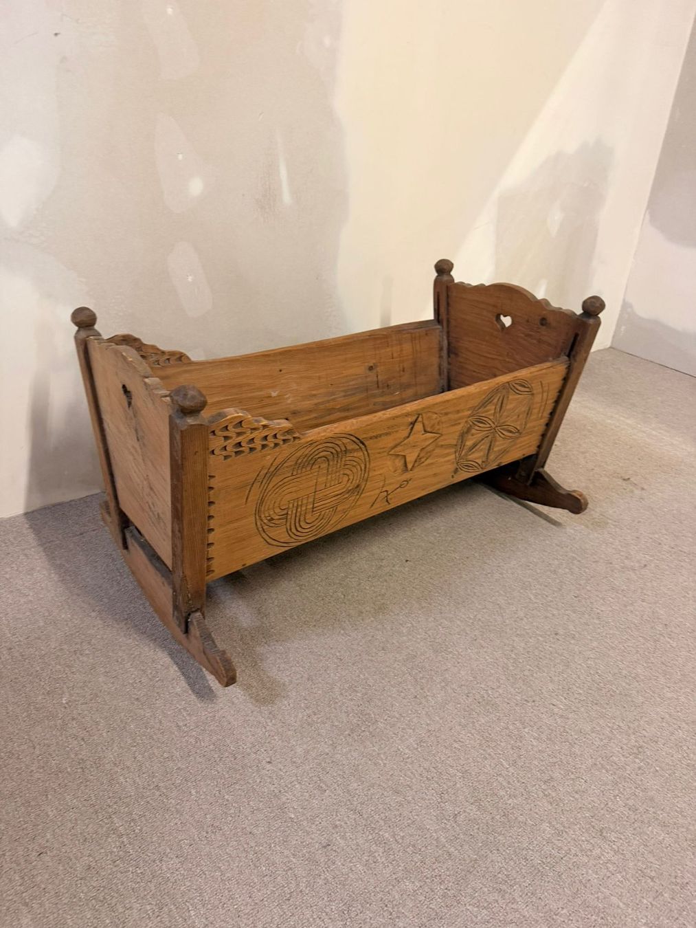 Carrozzine per bambole: Antike rustikale Holz-Wiege mit Schnitzereien, Vintage – Usato da Rickenbach ZH venduto da Der-Insider 4