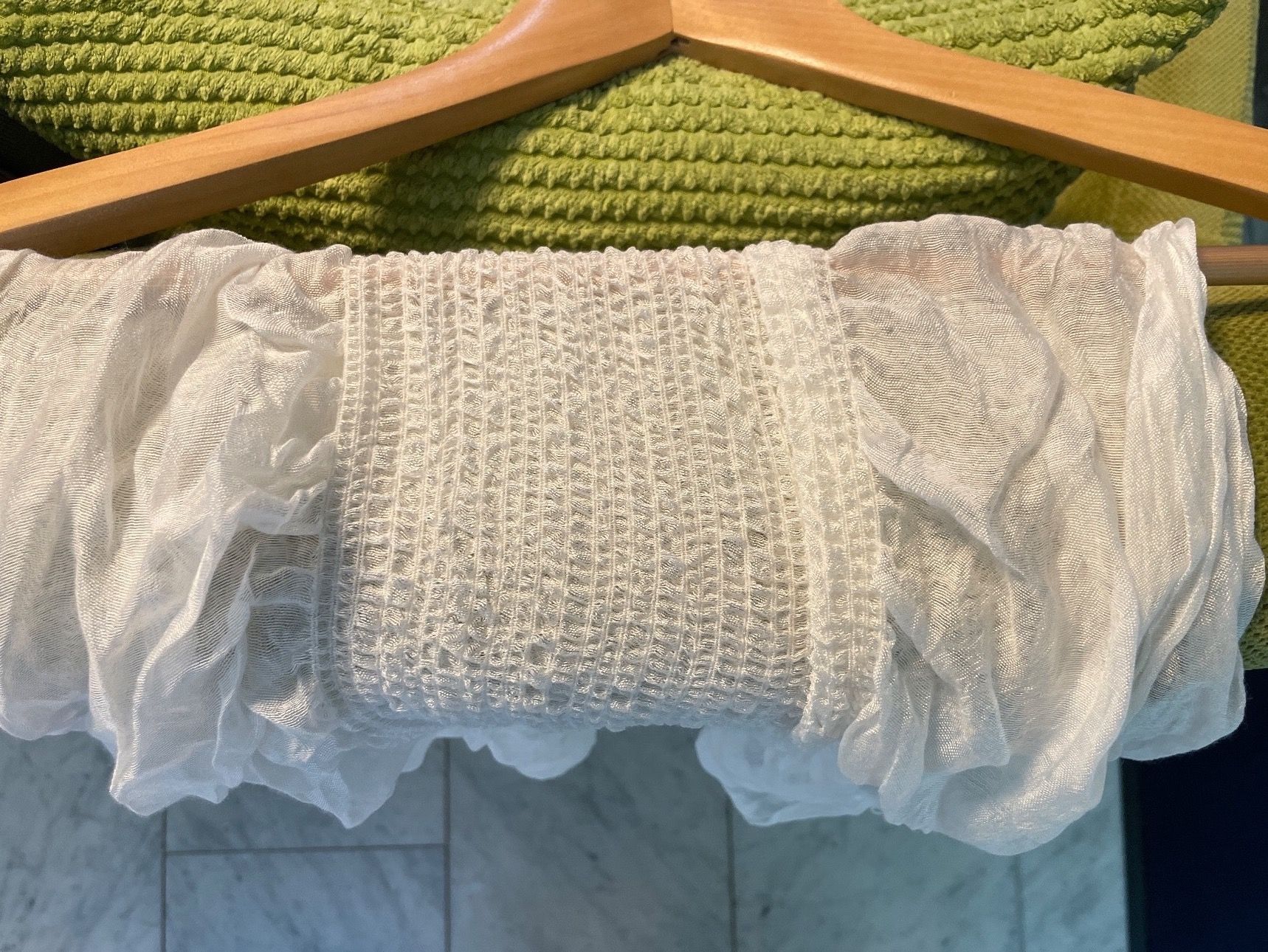 Foulard & Sciarpe: weisser geraffter Schal Länge 140cm – Usato da Küssnacht am Rigi venduto da Monimaus03 1
