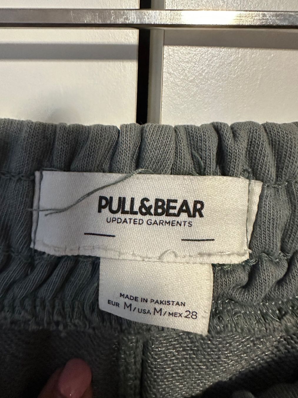 Pull&Bear Pantaloni: Pull & Bear Cargo Jogginghose grau Grösse M guter Zustand – Usato da Schaan venduto da Hermine2018 1