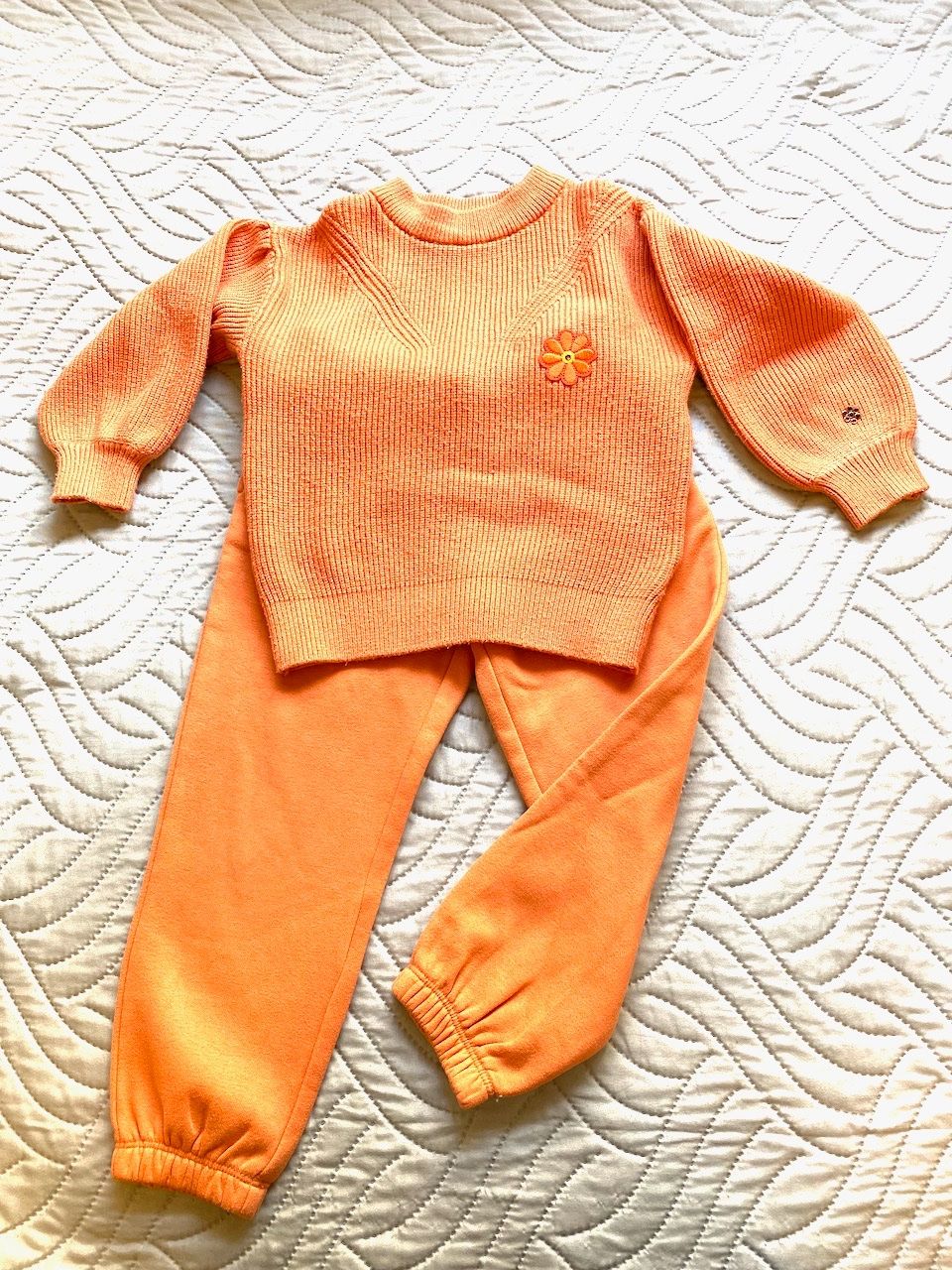 C&A Kleiderpakete & -sets: Mädchen Jogginghose und Pullover in Gr. 104 von C+A – Gebraucht aus Uster von ros_pym8 1