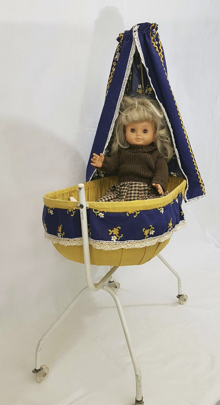 Carrozzine per bambole: Nostalgische Puppenwagen mit Puppe – Usato da Belp venduto da MetroEdi 1