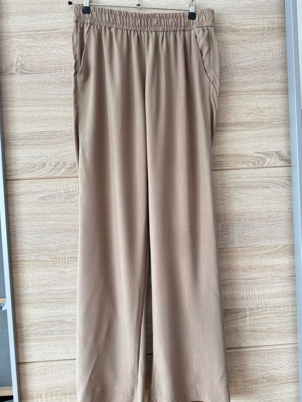 H&M Hosen: Pantalon training chic beige – Gebraucht aus Montreux von iza_peche8