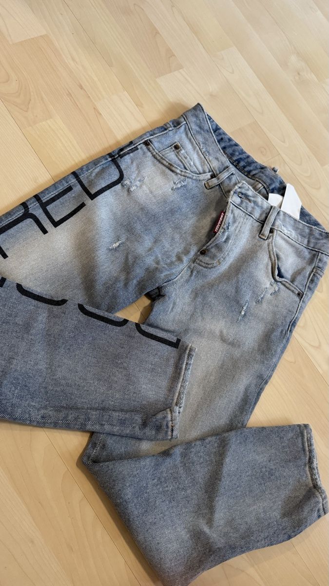 Dsquared2 Jeans: Dsquared2 Jeans, Size 34, Light Wash, Distressed Denim – Nuovo (secondo la descrizione) da Zürich venduto da ele_5wrd